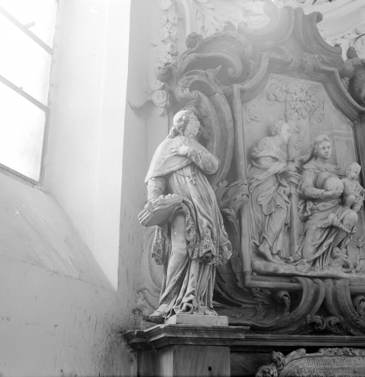 Kościół NMP na Piasku - wnętrze: ołtarz w kaplicy, płaskorzeźba św. Rodziny, skan 1
