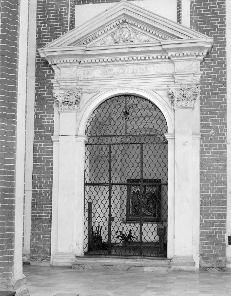 kościół pw. Najświętszej Marii Panny Na Piasku - wnętrze: portal kaplicy, skan 1