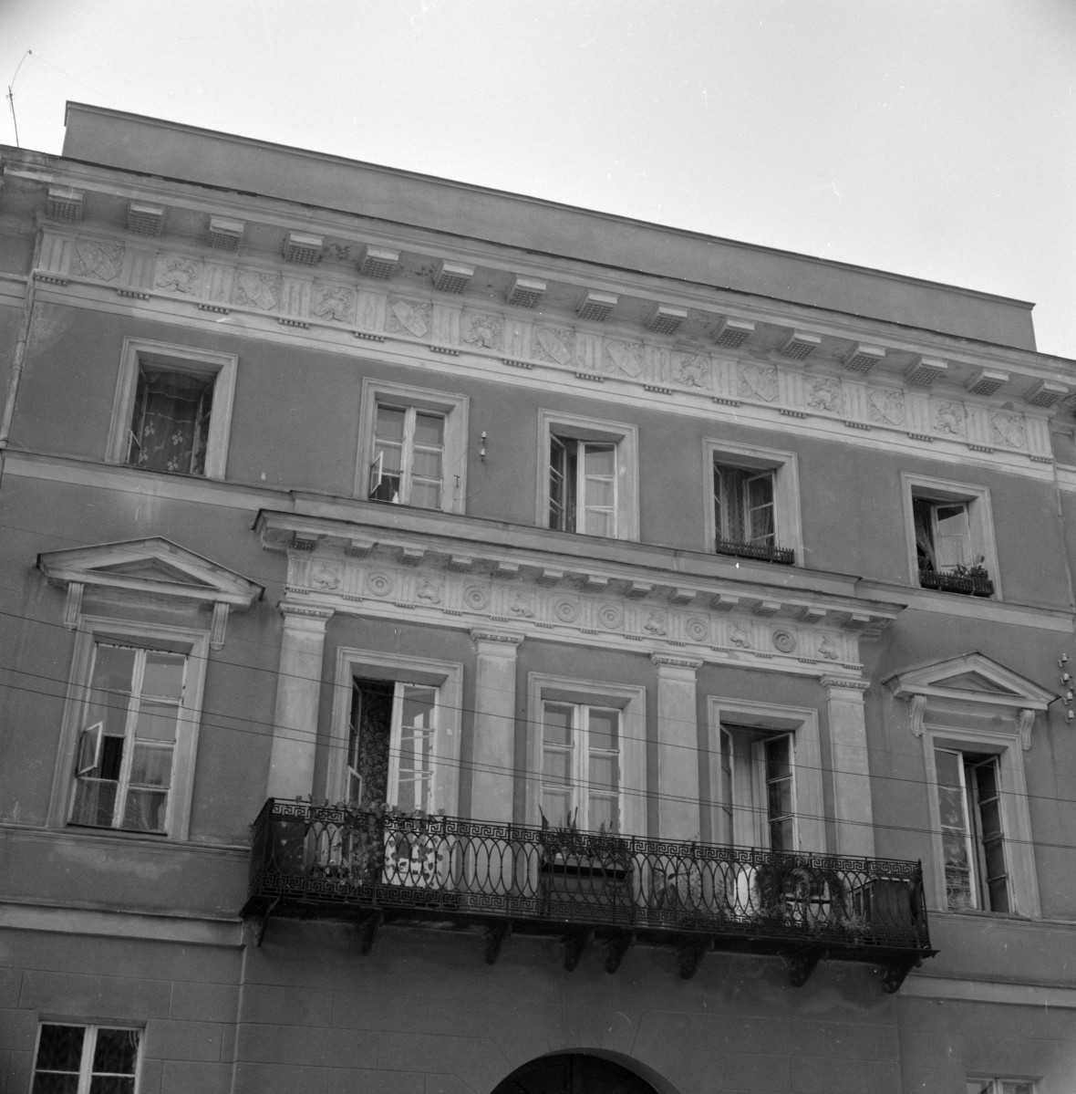 pałac Puchalskich - elewacja od ulicy, część środkowa, balkon, skan 1