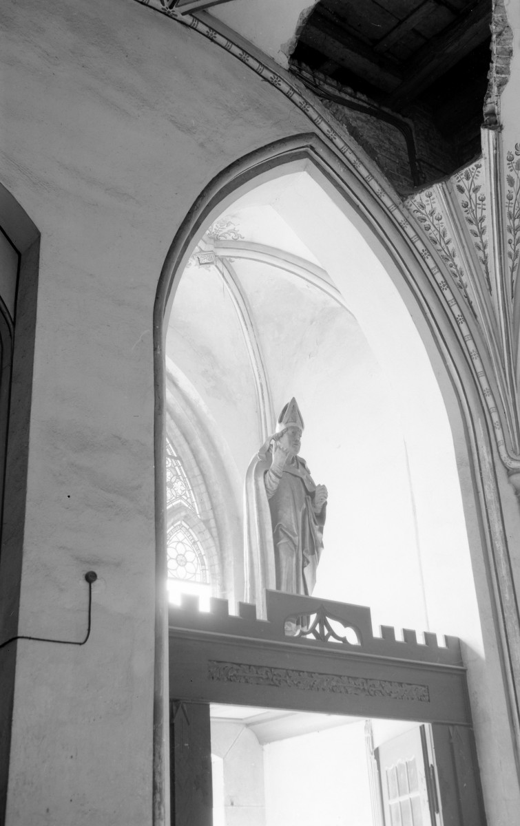 Katedra Niepokalanego Poczęcia NMP -wnętrze: figura nad portalem , skan 1