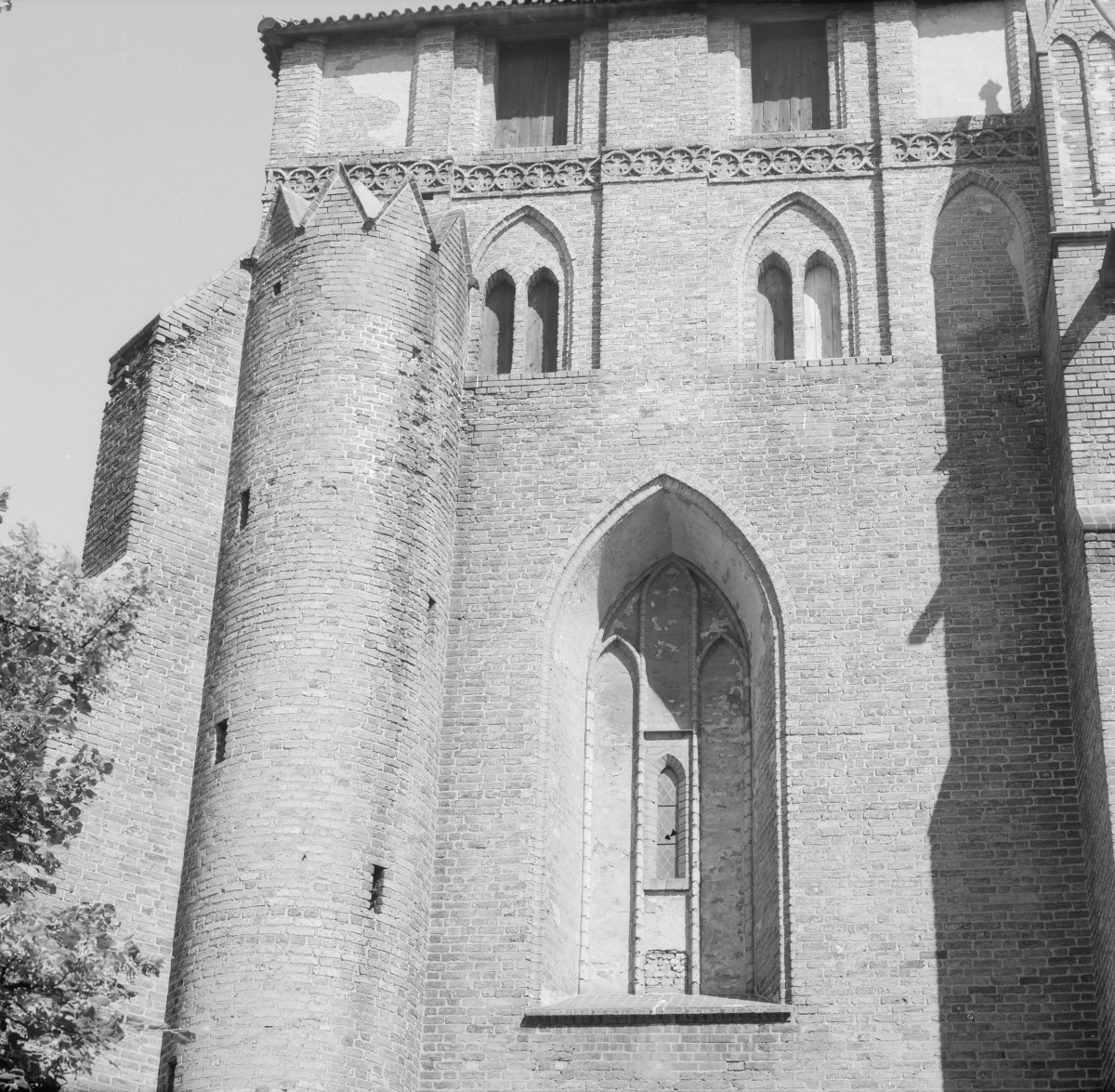 Kościół Wniebowzięcia Najświętszej Maryi Panny - fragment elewacji wieży. Maswerk., skan 1