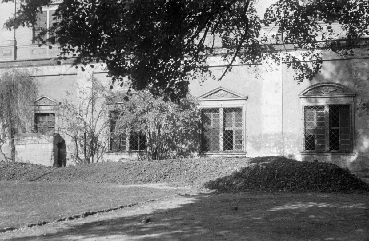opactwo Cystersów - klasztor - skrzydło południowe - elewacja - fragment, skan 1