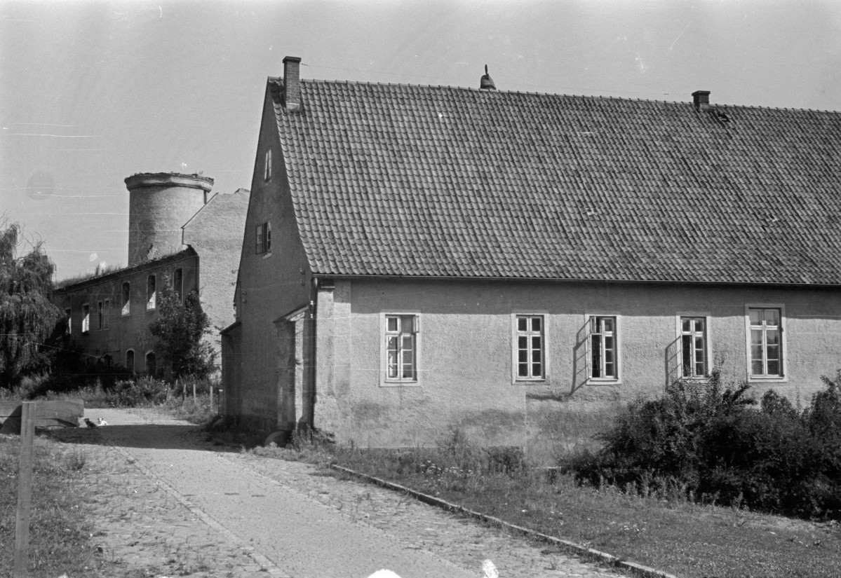 zamek - fragment elewacji oraz dom, skan 1