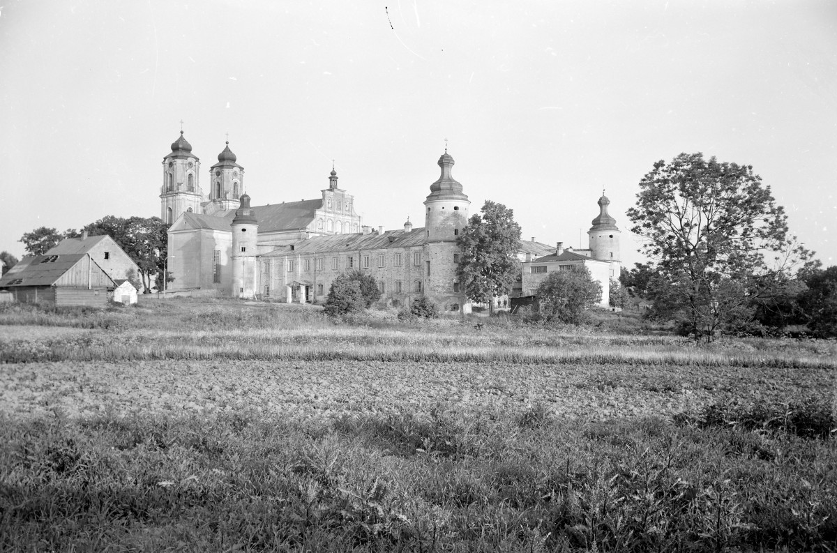 bazylika i kościół M.B. Częstochowskiej - widok ogólny, skan 1