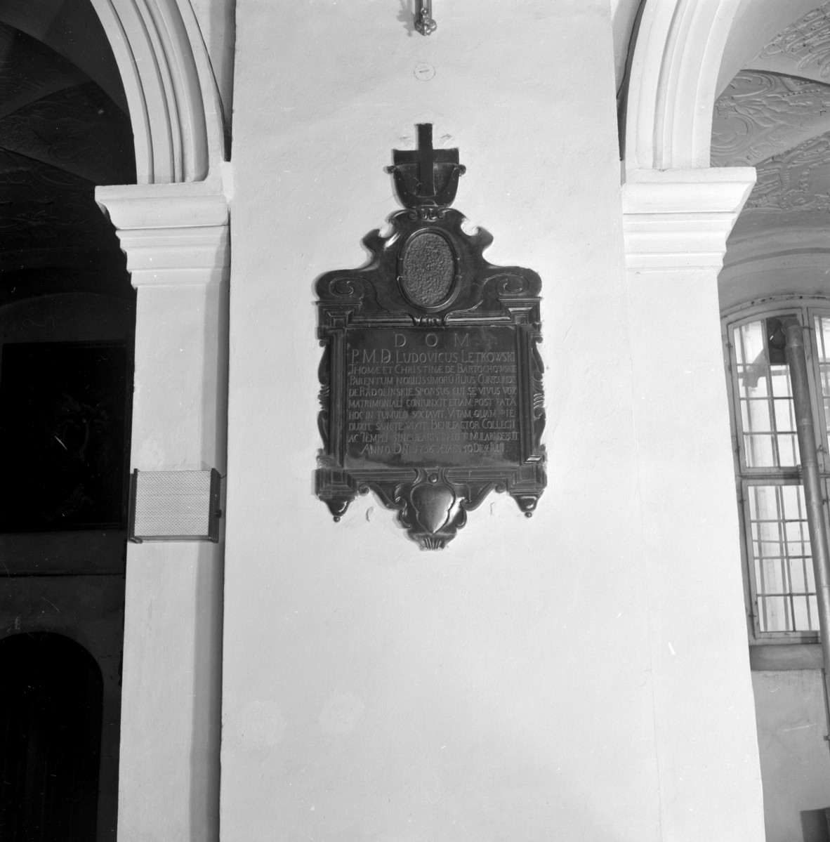 kościół Garnizonowy pw. św. Wojciecha i św. Stanisława - epitafium na filarze międzynawowym, skan 1