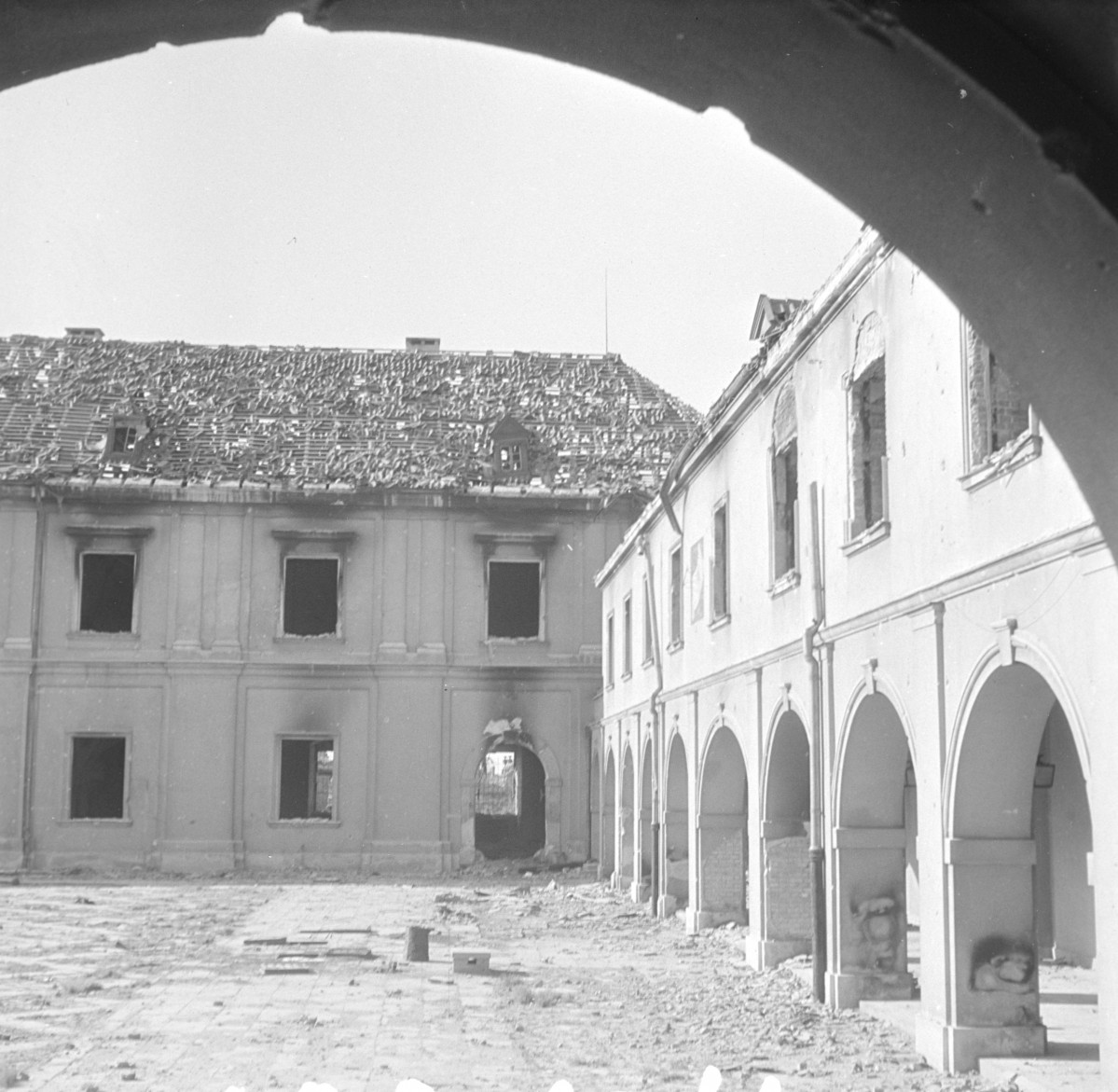 Arsenał - Archiwum Miejskie - dziedziniec i podcienie., skan 1