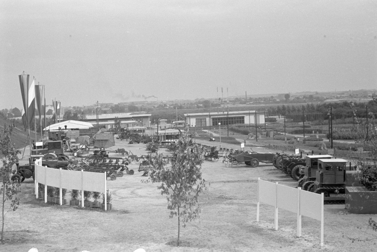 zamek - plac przed zamkiem, wystawa rolnicza, skan 1