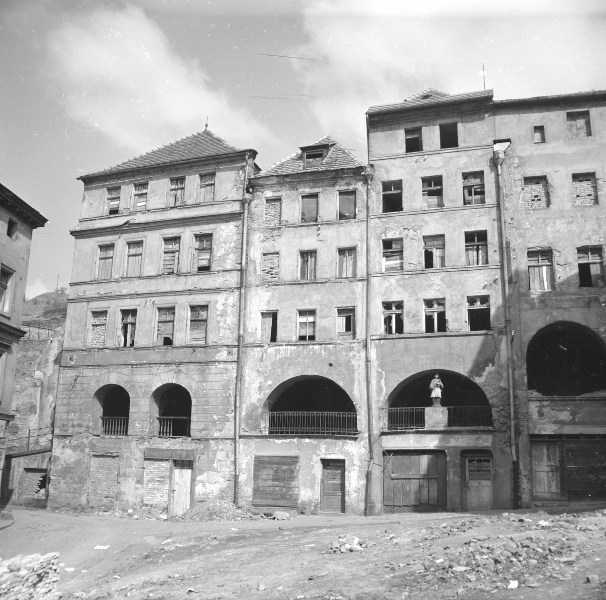 Zabudowa miejska. Kamienice ze zniszczonymi elewacjami. Widoczne podcienia., skan 1