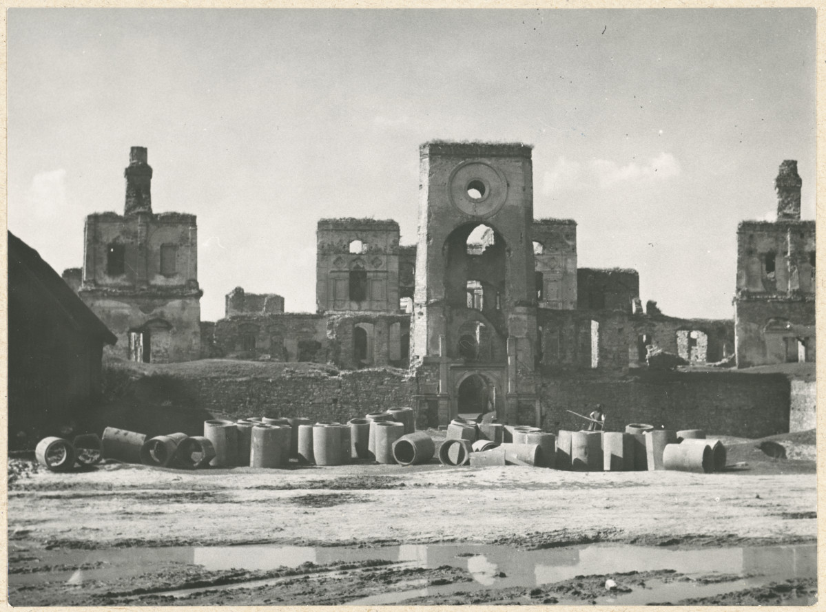 Ruiny zamku  Krzyżtopór  -  widok ogólny od strony płd. - wsch. , skan 1