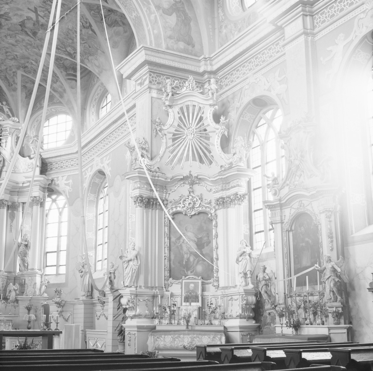 kościół św. Józefa - wnętrze: ołtarz boczny, skan 1