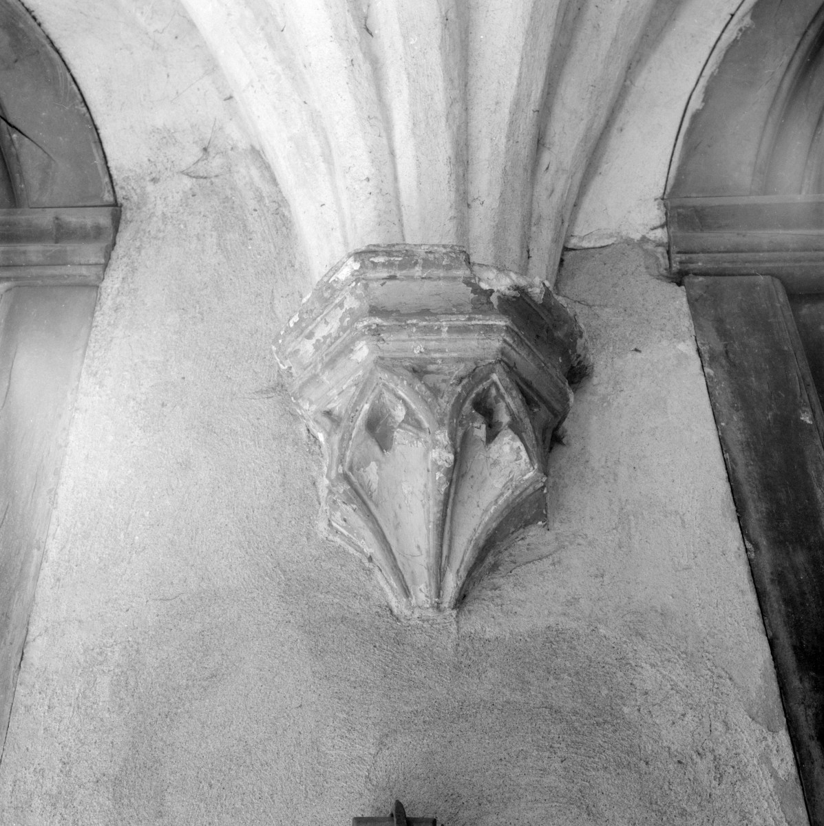 kościół rzymskokatolicki, ob. katedra pw. św. Mikołaja - wnętrze: kruchta południowa - wspornik, skan 1