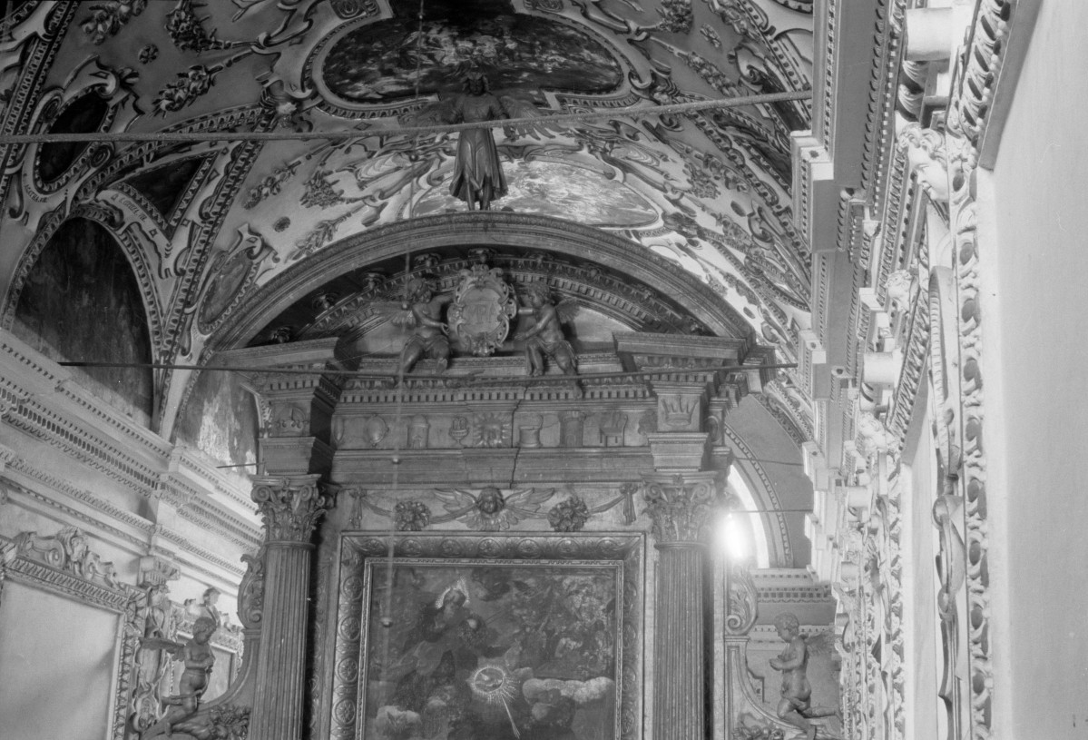 kościół przy klasztorze - część ołtarza, prezbiterium, skan 1