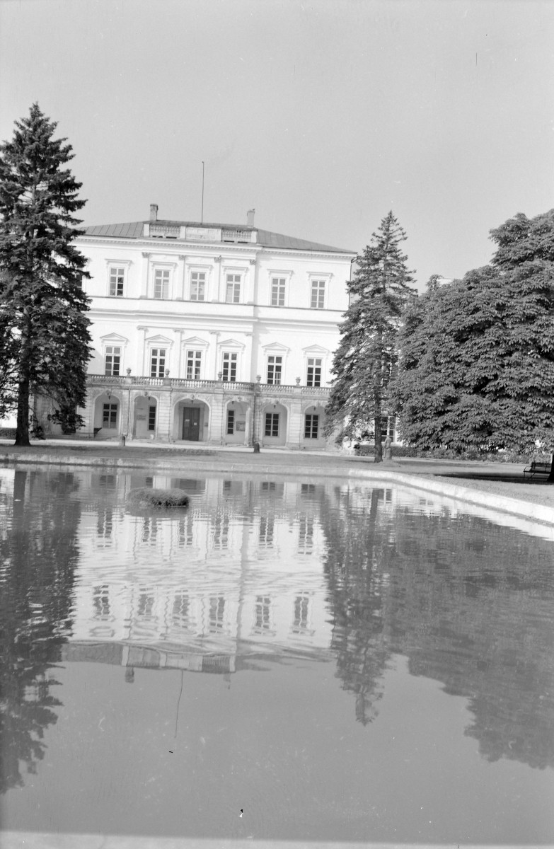 pałac Czartoryskich - elewacja frontowa - fragment, skan 1