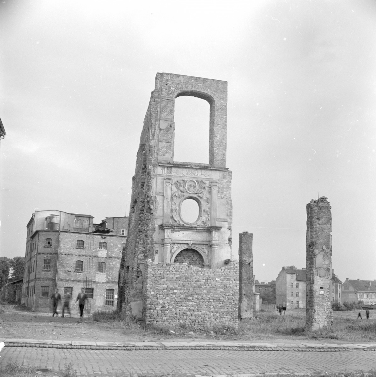 kamienica - elewacja, fragment - ruina, skan 1