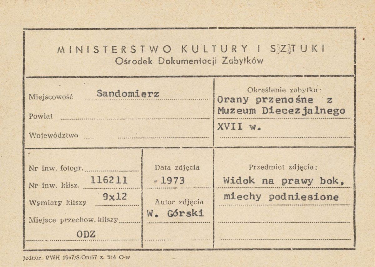 Muzeum Diecezjalne - organy przenośne, widok na prawy bok, z podniesionym miechem  - metryczka, skan 1