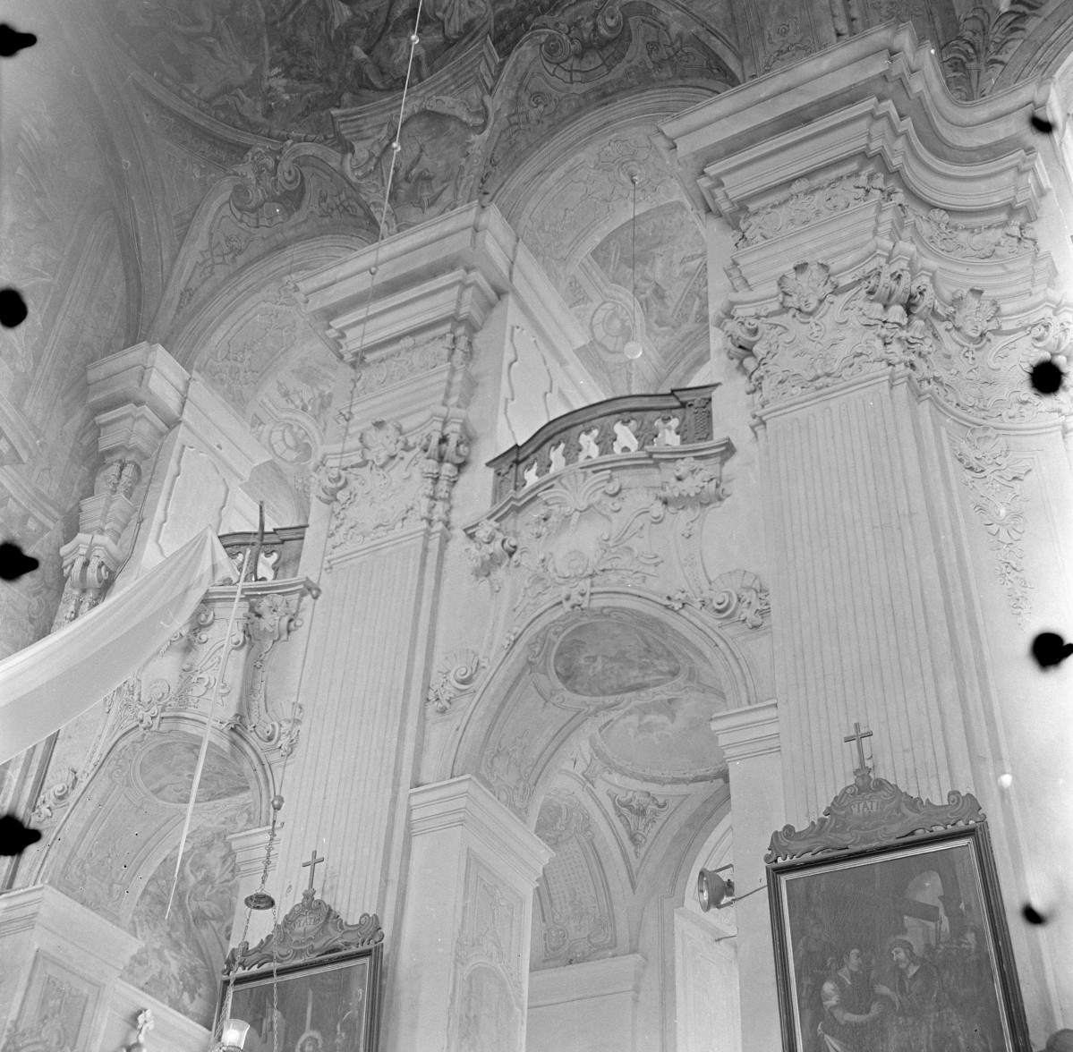 kościół Podwyższenia Krzyża Świętego - wnętrze, kompozytowe kolumny, sklepienie kolebkowe, skan 1