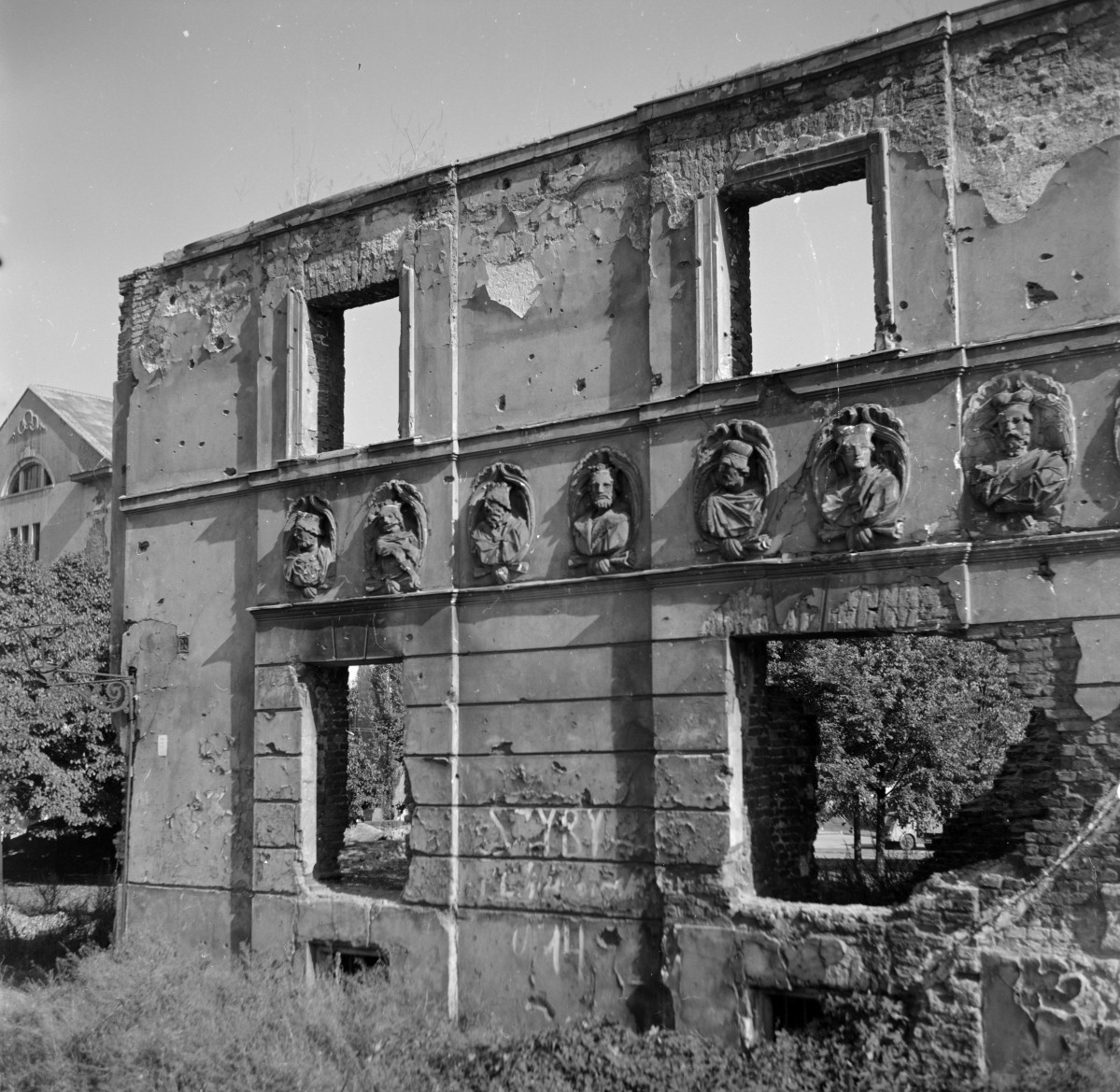 gmach Biblioteki Załuskich, tzw. Dom pod Królami - elewacja frontowa-fragment, ruina, skan 1