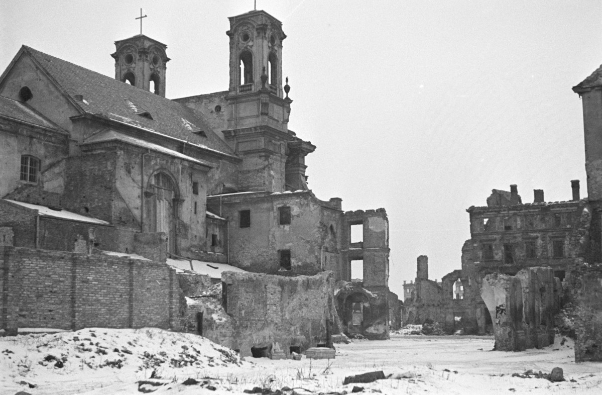 Kościół pw Matki Bożej Królowej Polski (garnizonowy). Zniszczona elewacja od strony pn. - wsch. Ruiny., skan 1