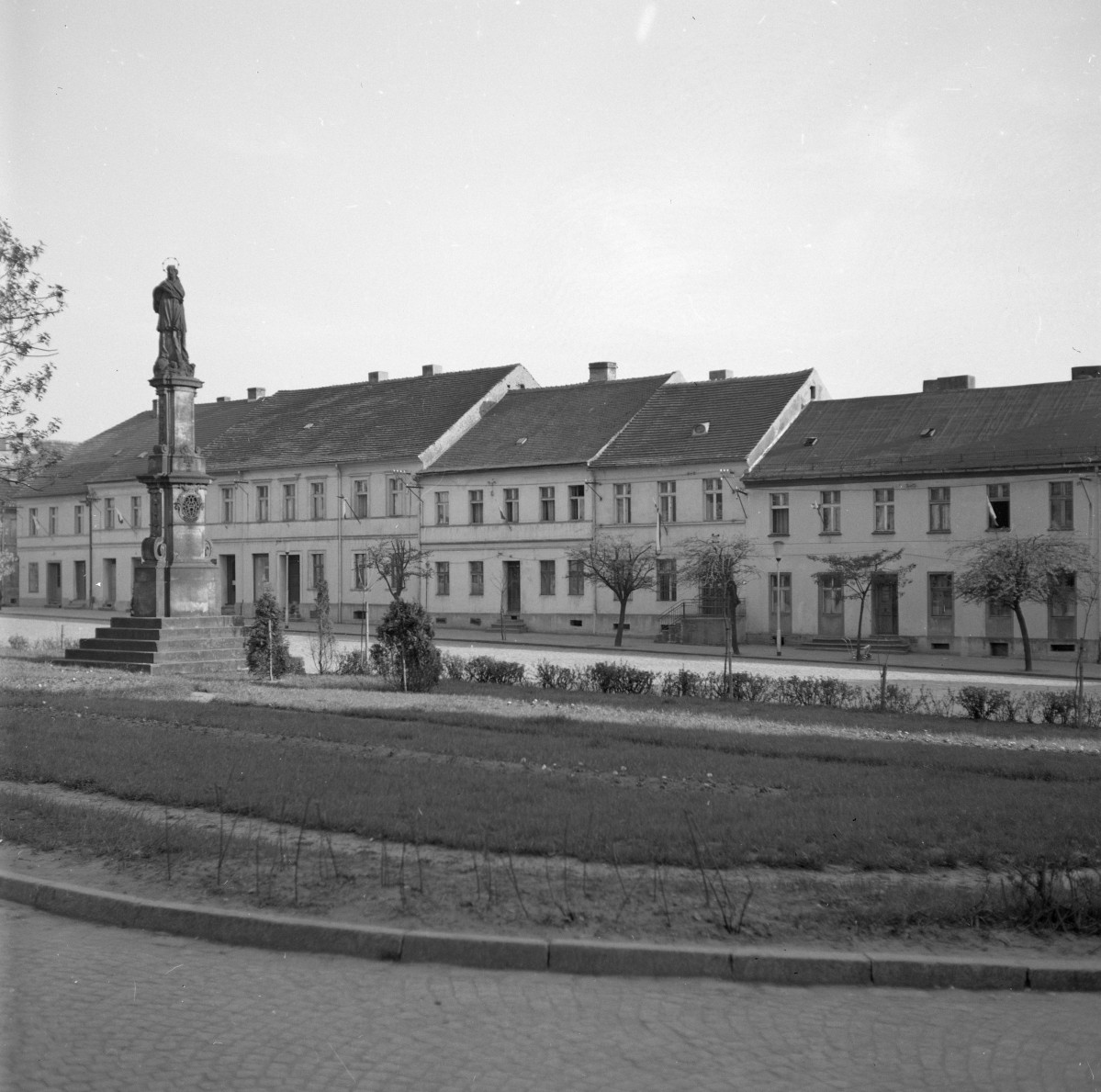 rynek miejski - pierzeja południowa z Kolumną św. Jana Nepomucena, skan 1