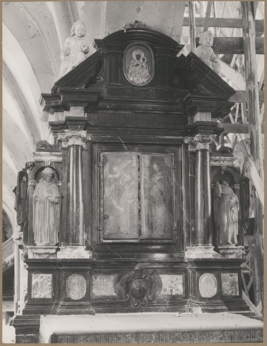 Zespół opactwa cystersów - wnętrze kościoła, ołtarz boczny płn. z Matką Boską - zamknięty , skan 1