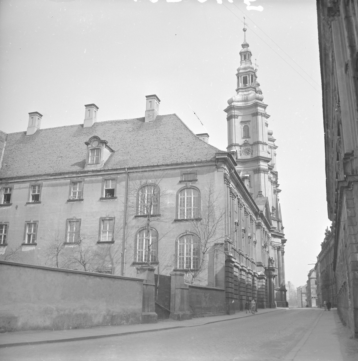 Kościół św. Jana Chrzciciela - widoczna wieża, część zabudowy ulicy., skan 1