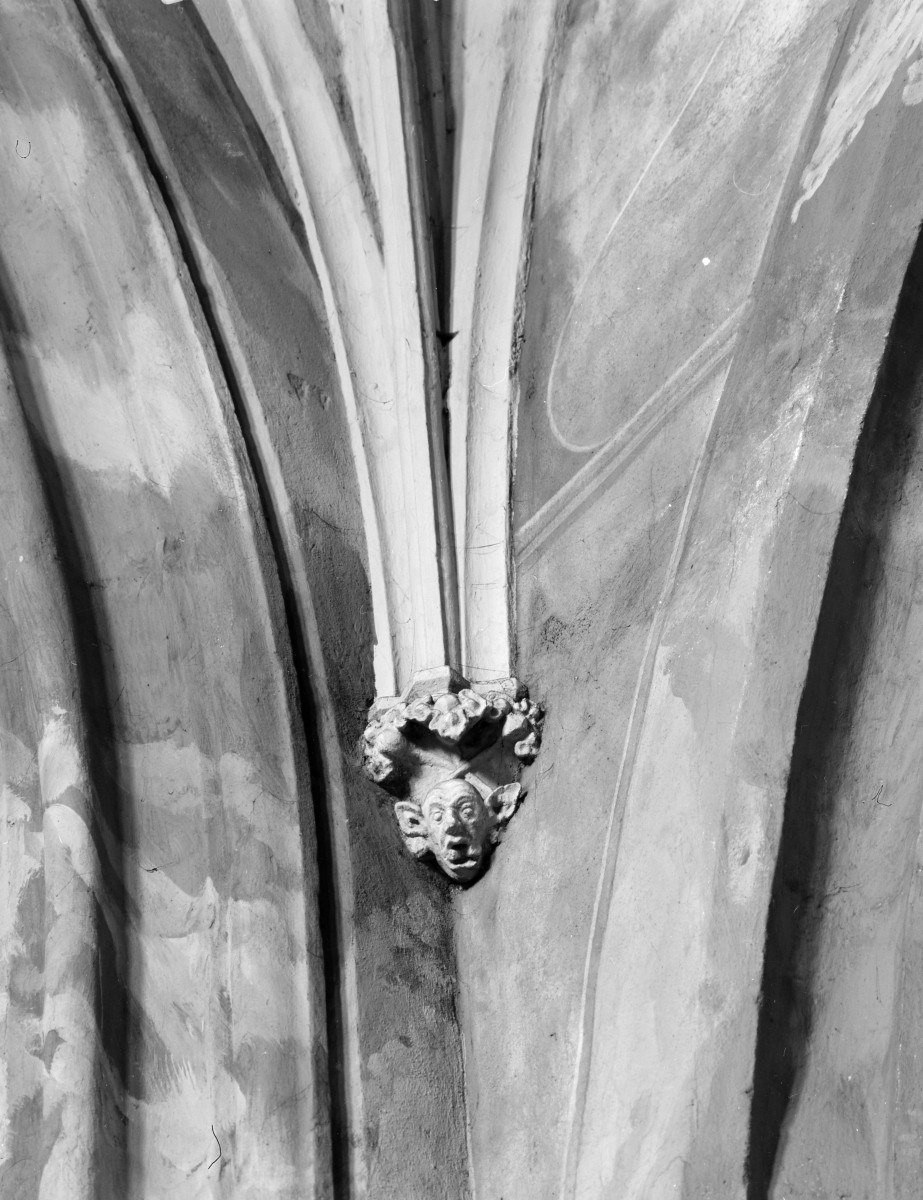 katedra św. Stanisława i św. Wacława - wnętrze, wspornik na filarze w nawie bocznej lewej, skan 1