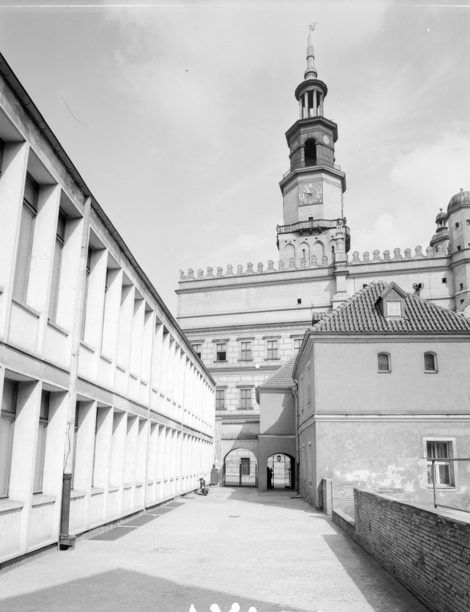 Ratusz - elewacaj boczna i wieża ratuszowa. Widok od strony uliczki Kurzanoga., skan 1