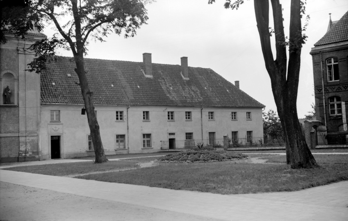 Klasztor reformatów - elewacja, skan 1