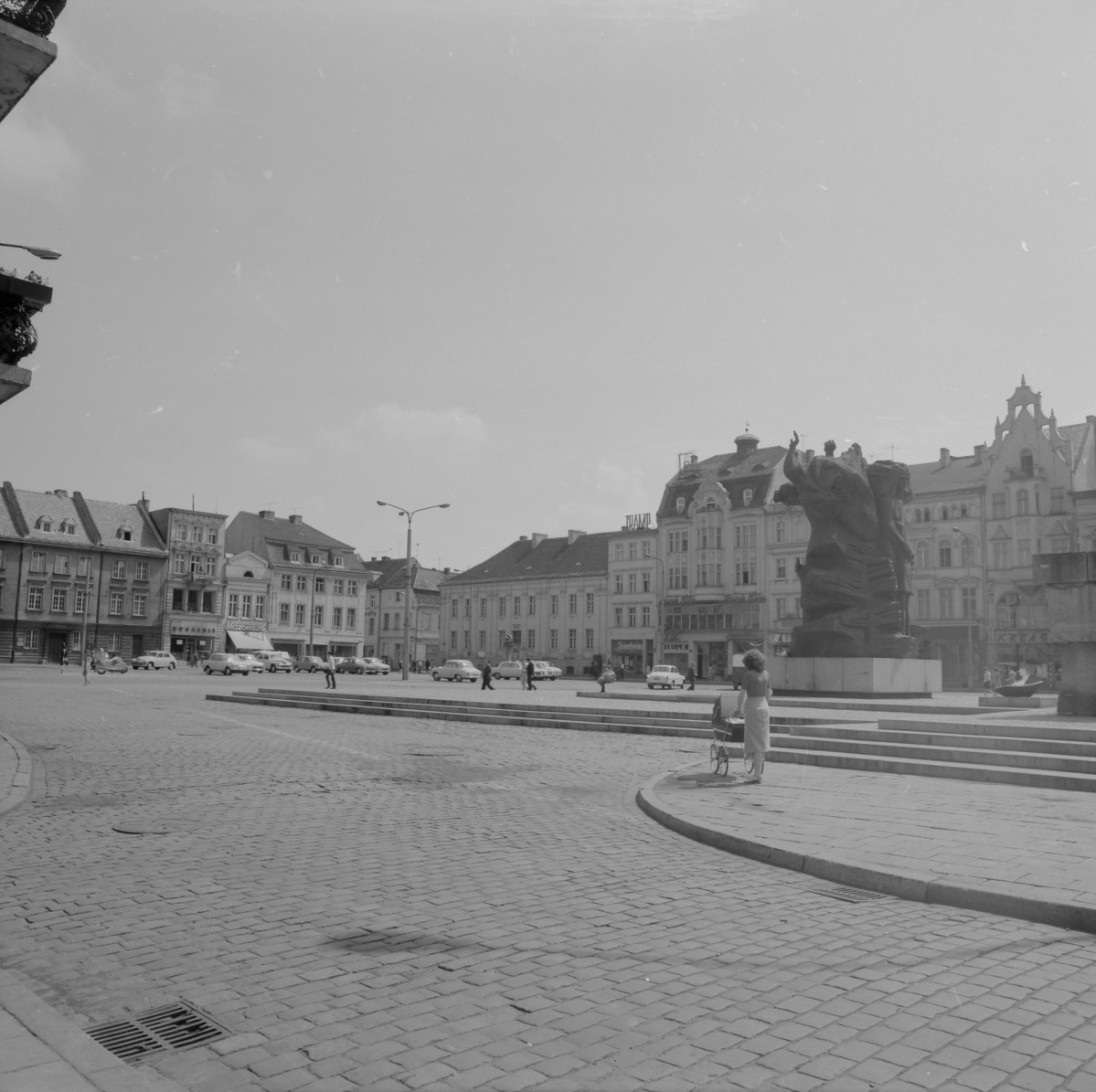 Stary Rynek - zabudowa miejska, widok ogólny oraz pomnik "Walki i Męczeństwa Ziemi Bydgoskiej", skan 1