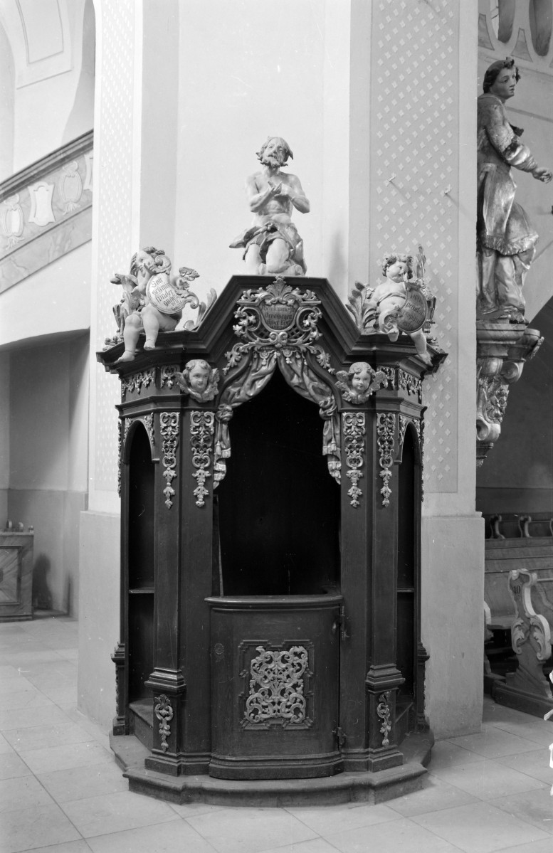 kościół pw. Jana Chrzciciela - Sanktuarium Matki Bożej Grodowieckiej – Jutrzenki Nadziei - wnętrze - konfesjonał, skan 1