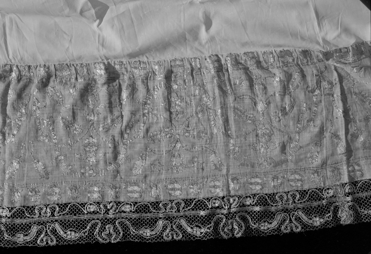 Kościół Sióstr Wizytek - fragment dołu alby, obszycie,  XVIII wiek, Polska, skan 1