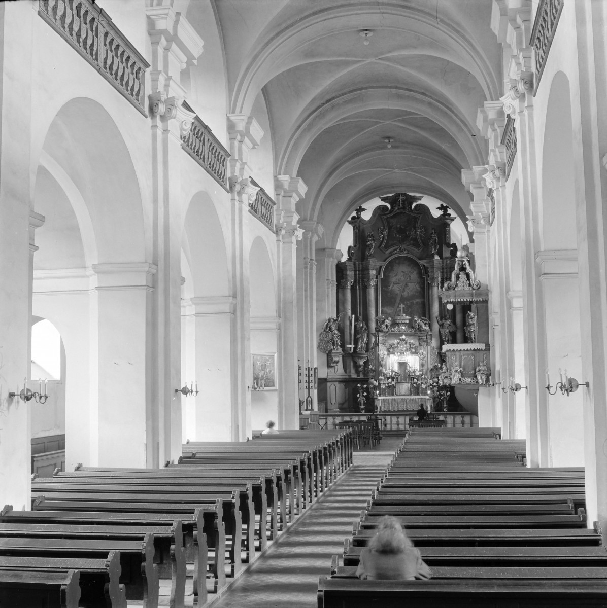 Wnętrze kościoła pw. Podwyższenia Krzyża Świętego w Ząbkowicach Śląskich reprezentuje harmonijne połączenie barokowej architektury z klasycyzującą dyscypliną kompozycji. Przestrzeń ma charakter trójnawowy, ukształtowany przez rytmiczny układ masywnych filarów i półkolistych arkad, które nadają wnętrzu wyraźną osiowość oraz poczucie ładu. Sklepienia kolebkowe z lunetami rozpięte nad nawą główną. Nad arkadami biegną empory o balustradach, które wzmacniają horyzontalny podział wnętrza i nadają mu reprezentacyjny charakter. , skan 1