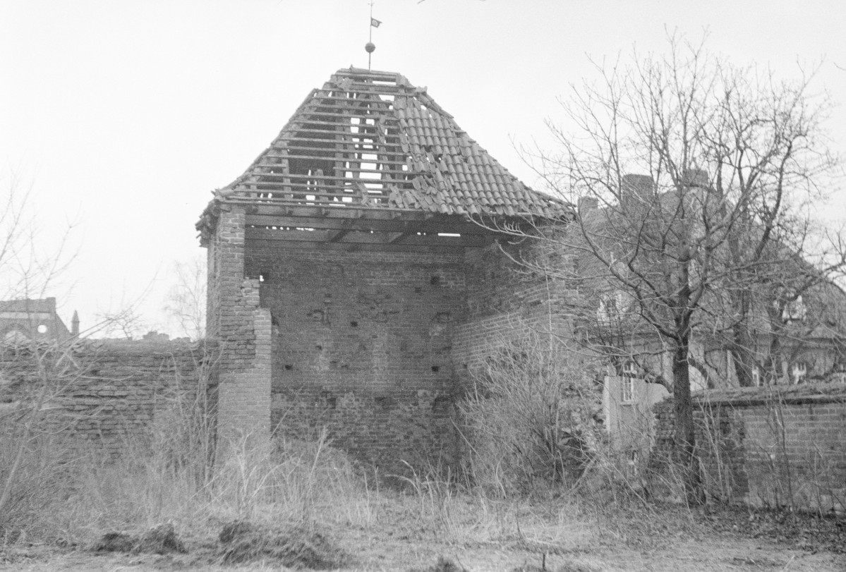 stare miasto - mury i ruiny baszty, skan 1