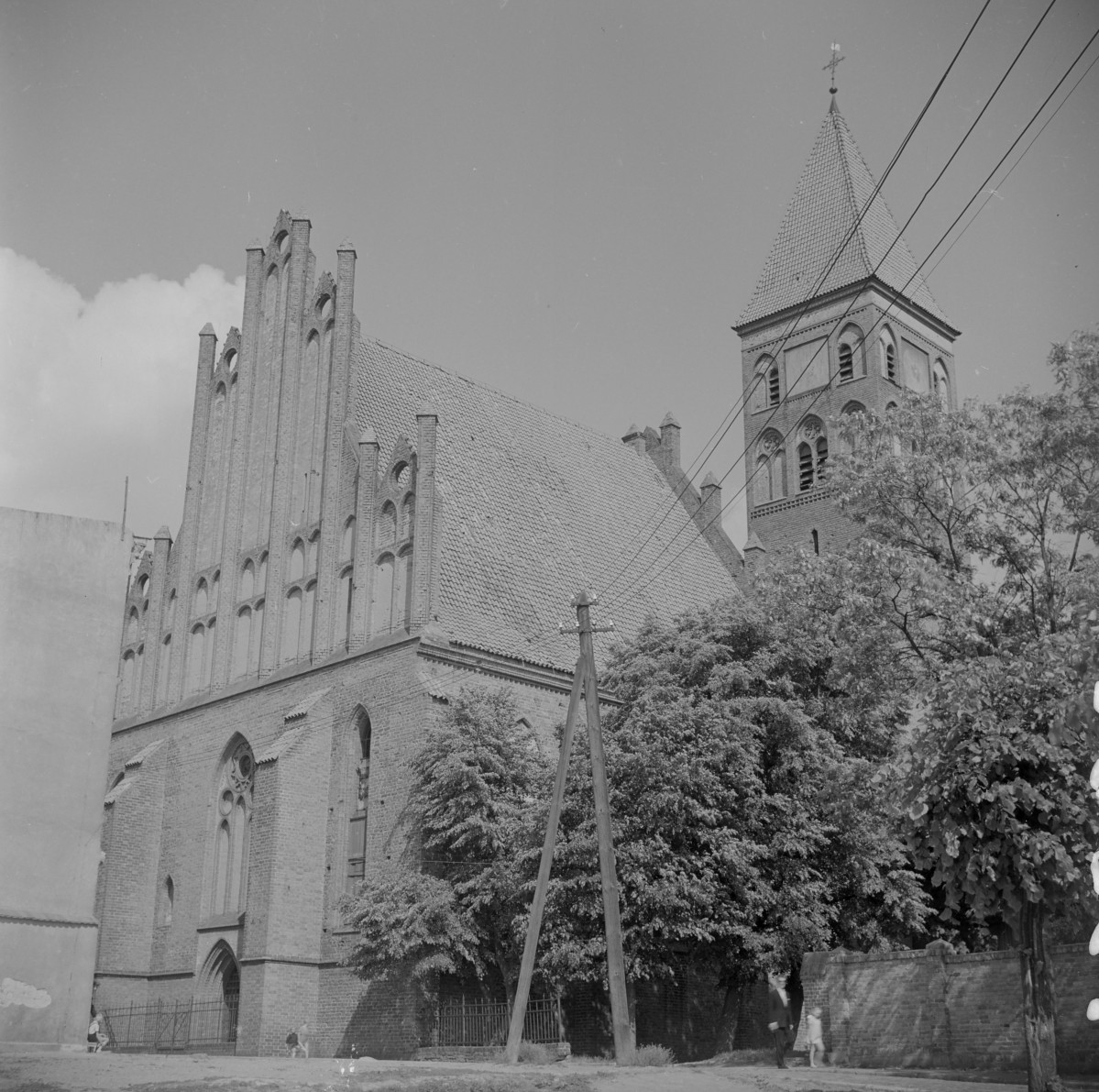 kościół klasztorny franciszkanów, ob. filialny pw. św. Masymiliana Kolbe - elewacja południowo-zachodnia, skan 1