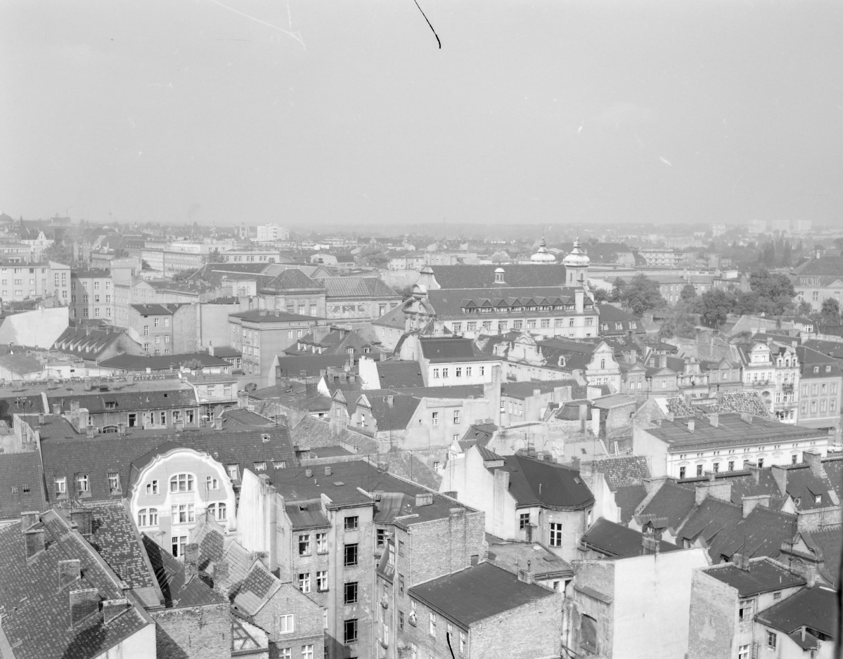 Panorama miasta - zabudowa miejska. Widoczny dach i kopuły wieżyczek kościoła św. Antoniego Padewskiego., skan 1