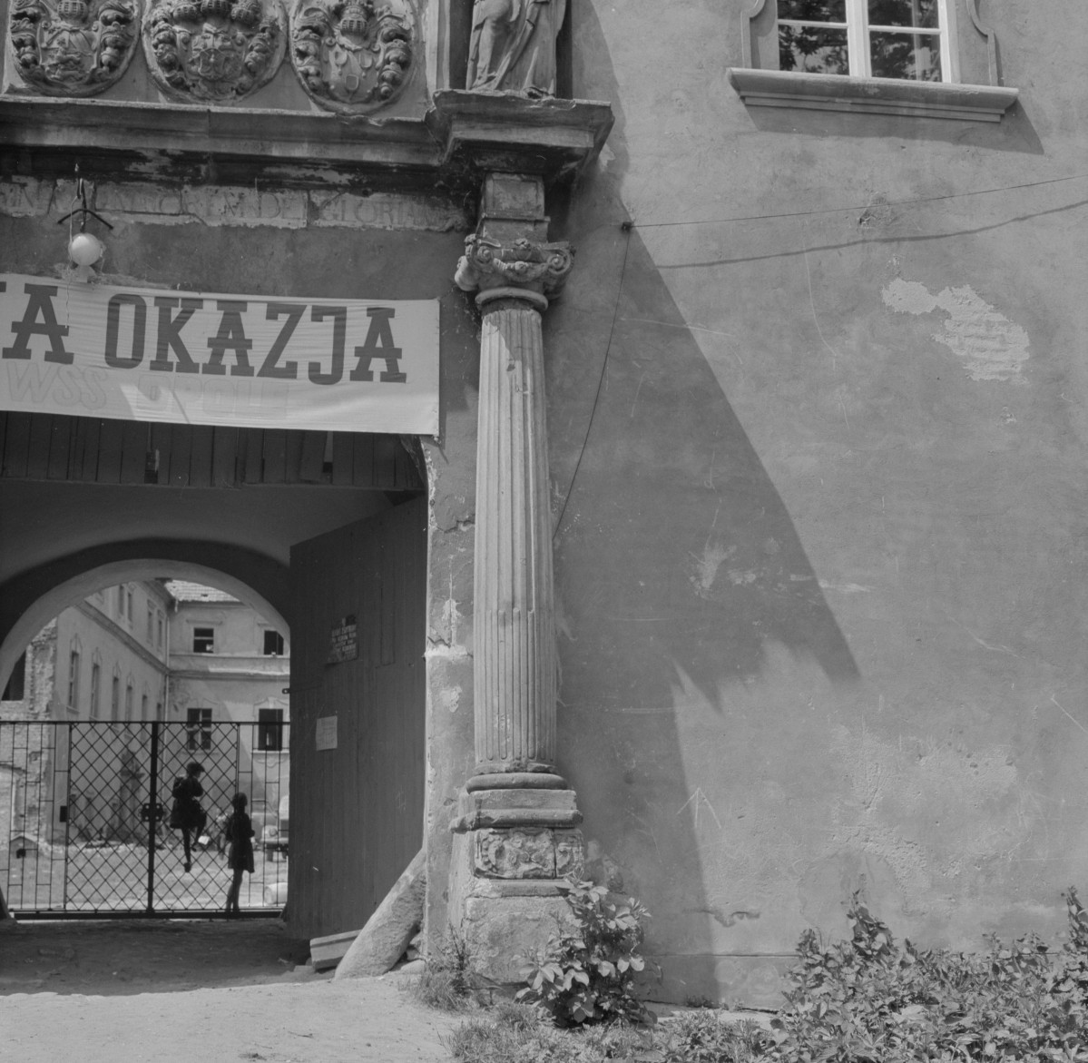 zamek Oppersdorffów - zamek dolny - elewacja frontowa wschodnia - brama - portal - fragment z kolumną, skan 1