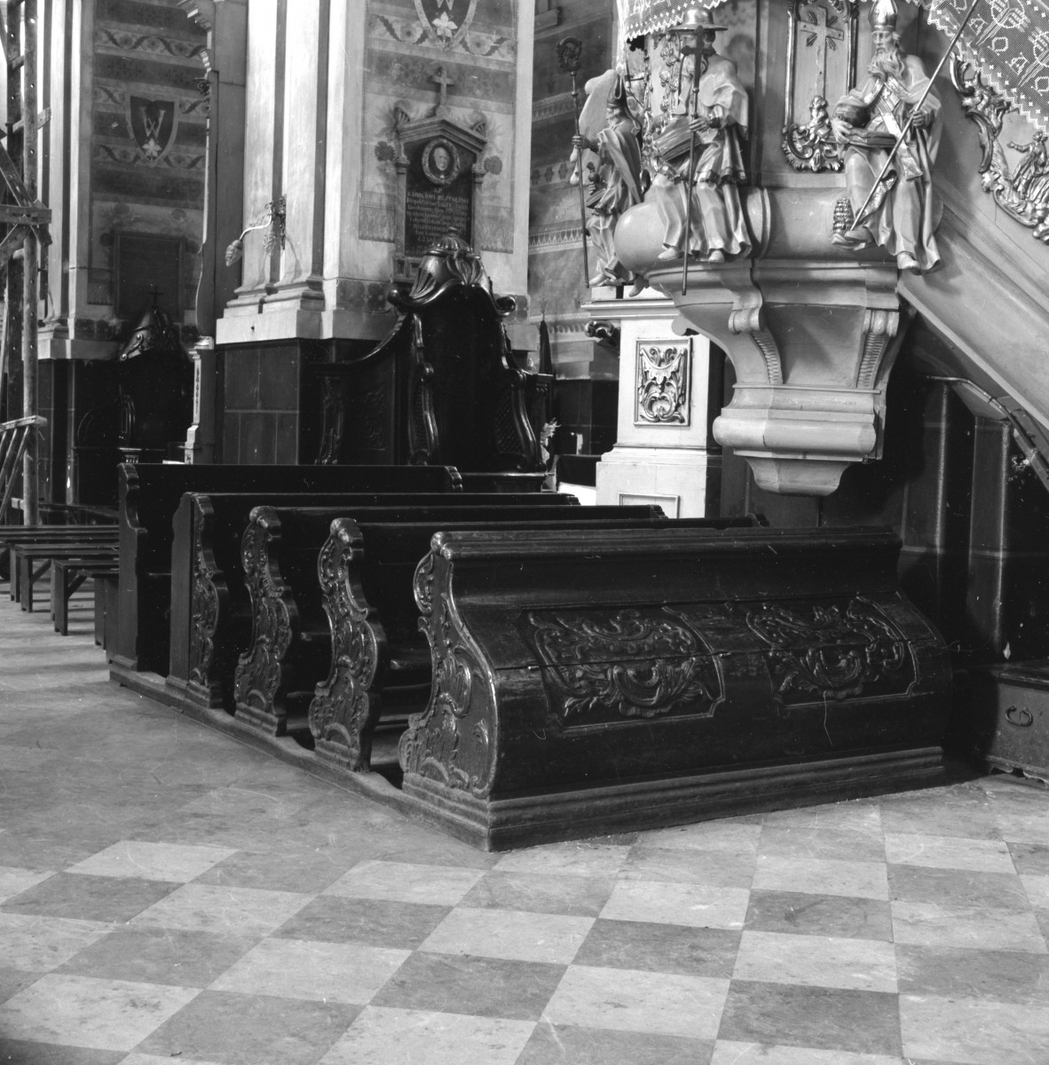 bazylika kolegiacka Wniebowzięcia - wnętrze, ławki i ambona, skan 1