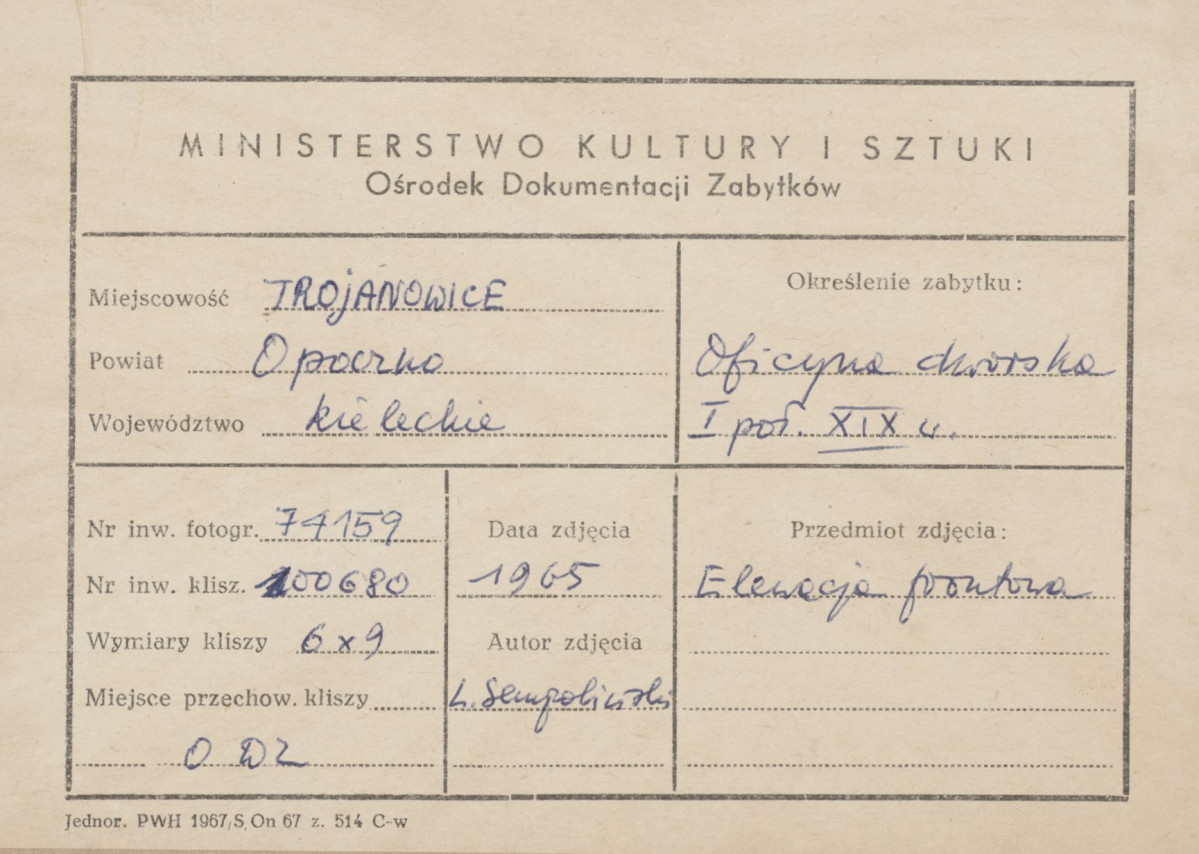 Zespół dworski - oficyna, widok ogólny od frontu - metryczka, skan 1
