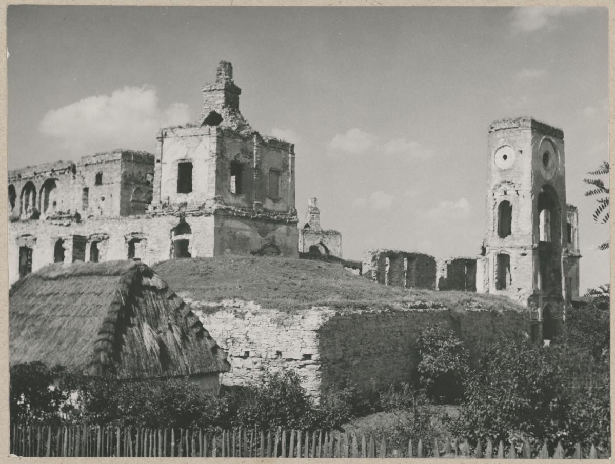 Ruiny zamku  Krzyżtopór  -  widok od strony płd. na wieżę bramną, bastion i fragment korpusu, skan 1