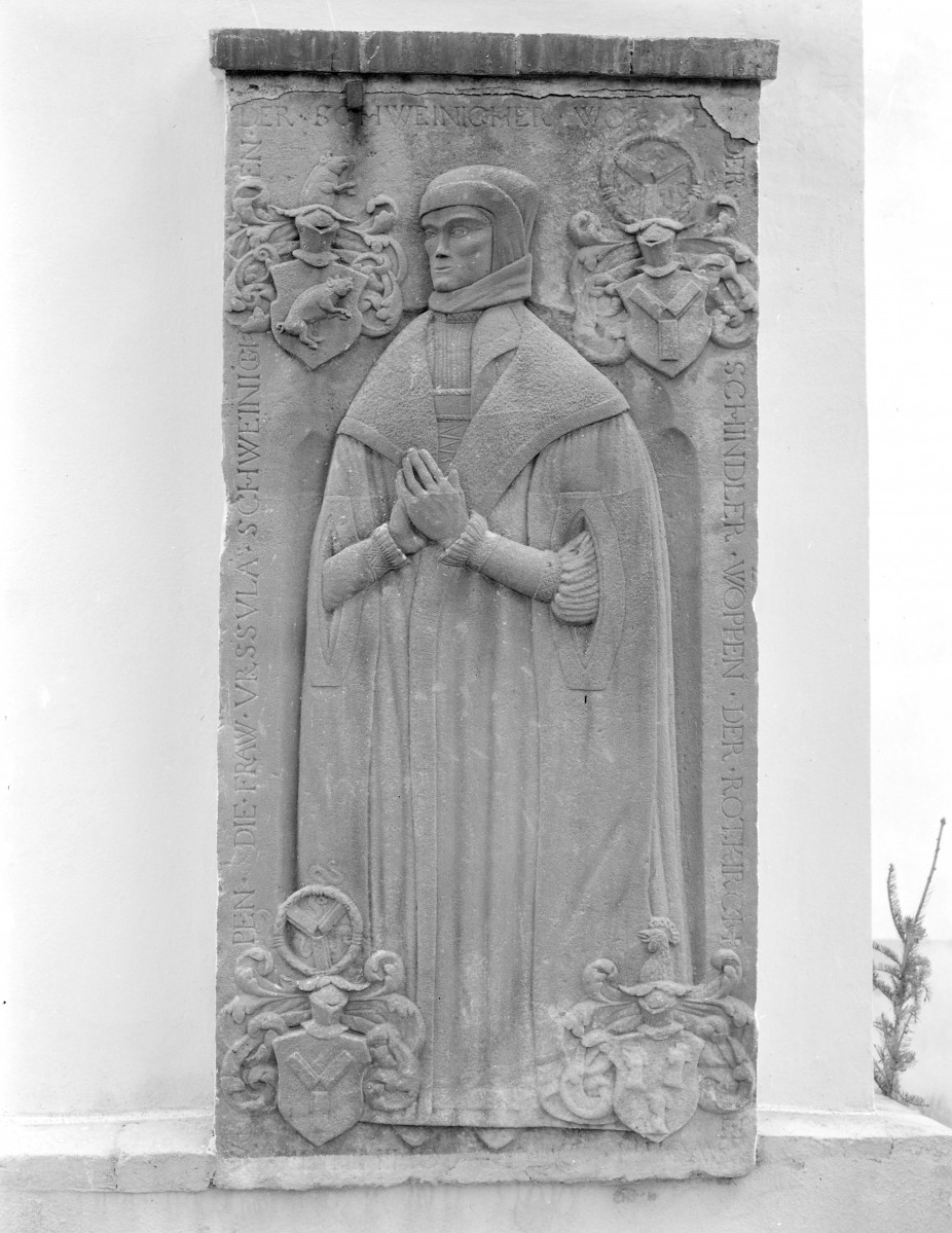 kościół filialny pw. Zaślubin Najświętszej Marii Panny - elewacja: nagrobek kobiety, skan 1