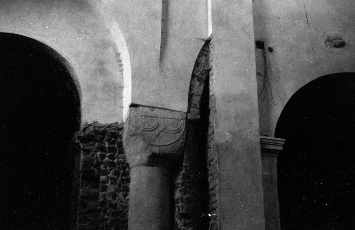 kolegiata - wnętrze, kolumna, skan 1