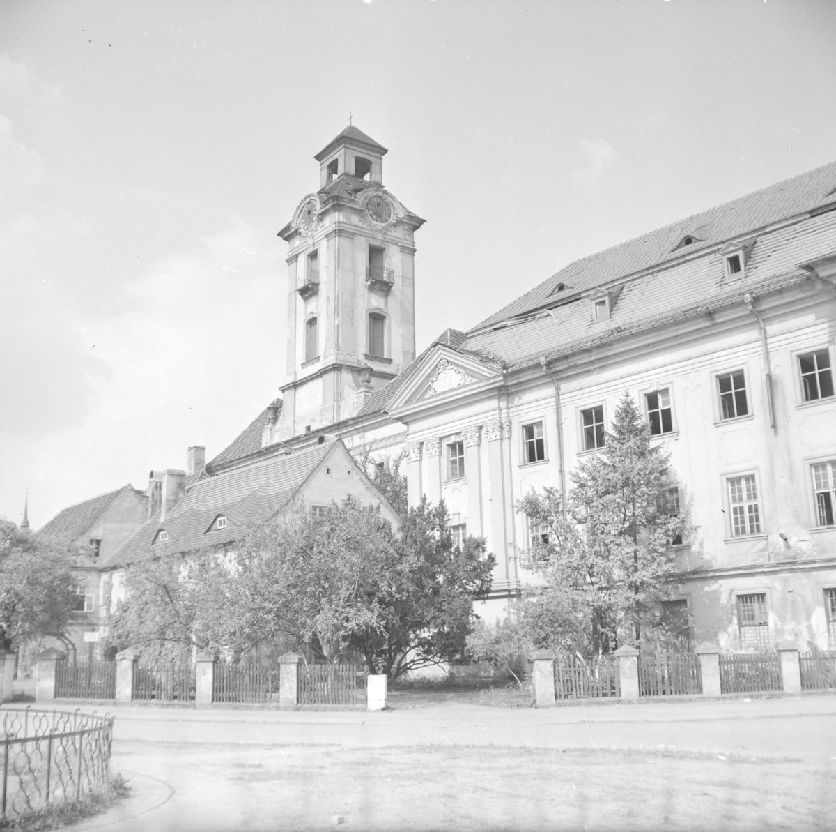 zespół zamkowo-pałacowy - zamek Dewinów-Bibersteinów - elewacja frontowa - fragment, skan 1