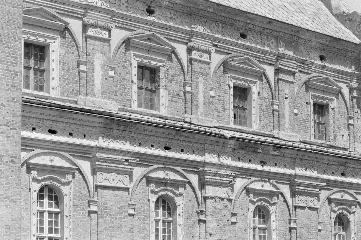 kościół parafialny pw. św.św. Floriana i Katarzyny XVII w. - elewacja boczna: południowy fragment z oknami, skan 1