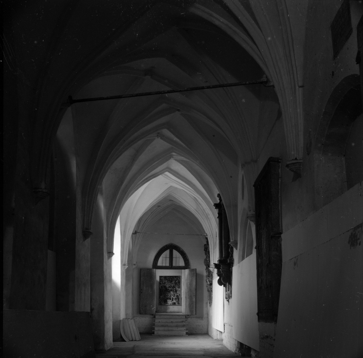 zespół klasztorny dominikanów, kościół pw. Najświętszej Marii Panny, obecnie galeria sztuki EL - krużganki - wnętrze, skan 1