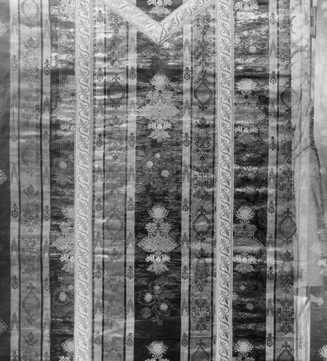 Skarbiec katedralny - Ornat. Francja ok. 1680-1700 rok. Środkowa część tyłu szaty., skan 1