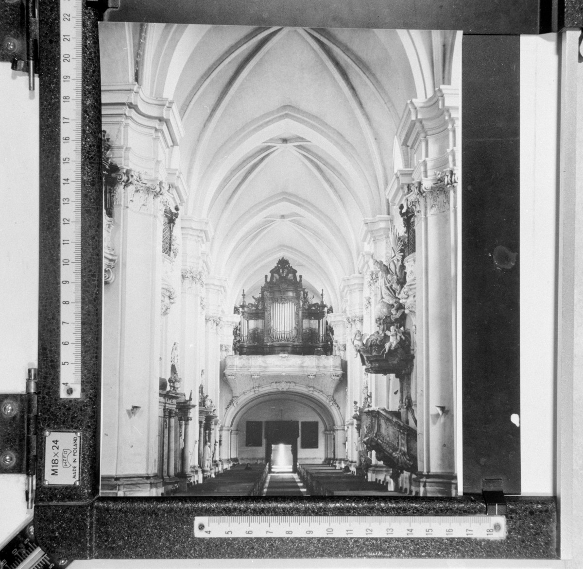 sanktuarium św. Jadwigi Śląskiej - kościół pw. św. Bartłomieja i św. Jadwigi - wnętrze - nawa główna - chór - organy, skan 1