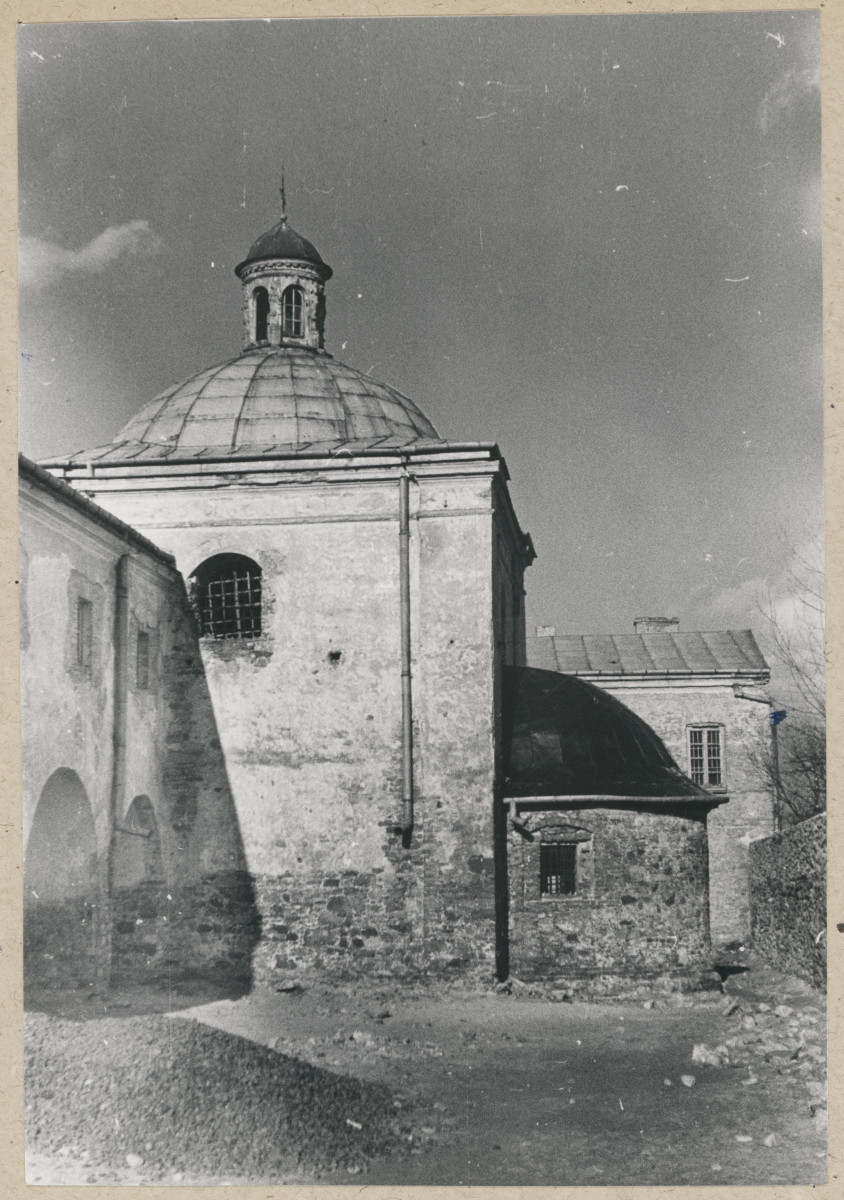 Zespół klasztorny Franciszkanów - widok z zewnątrz na kaplicę św. Leonarda, skan 1