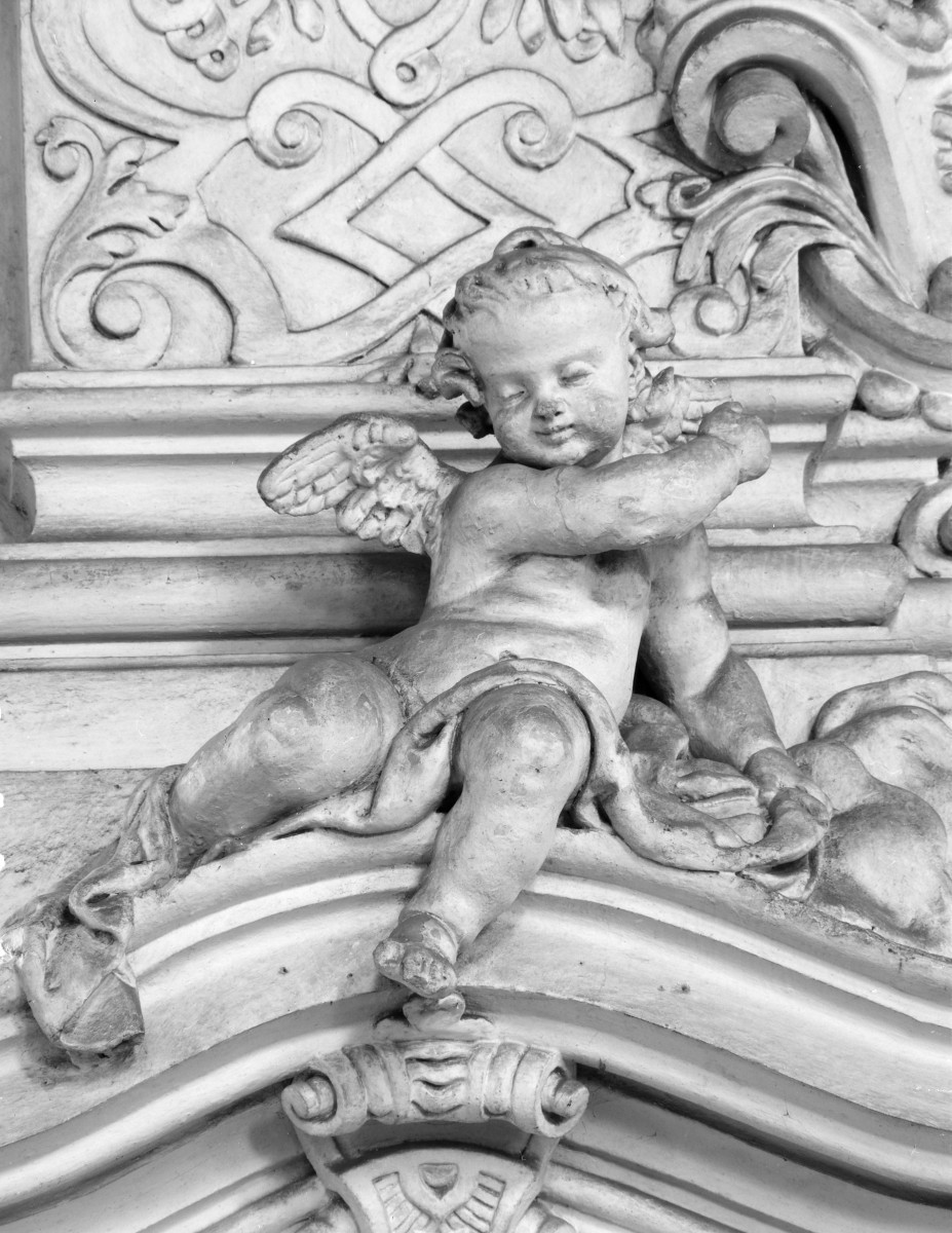 klasztor Benedyktynek - kościół pw. Wniebowzięcia Najświętszej Maryi Panny - wnętrze - nawa główna - dekoracja głowicy filaru - fragment, skan 1