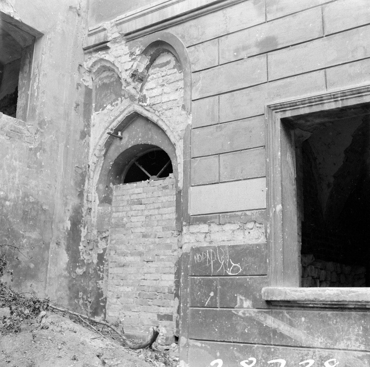 ratusz miejski - ruina - elewacja północna - fragment - portal, skan 1