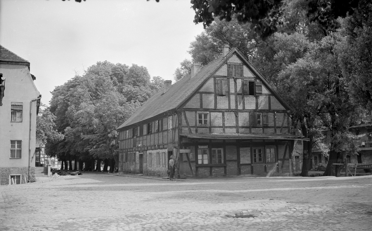Budynek zakładu zbozowego. Elewacja szachulcowa. Widok ogólny., skan 1